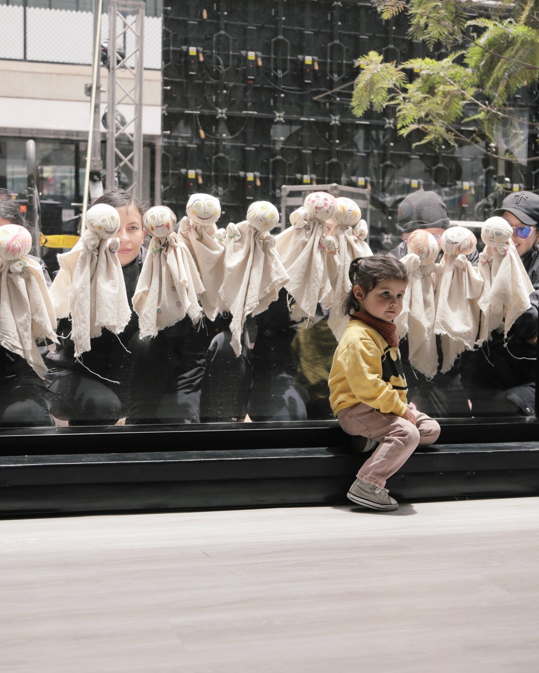 Niña con títeres de tela de fondo