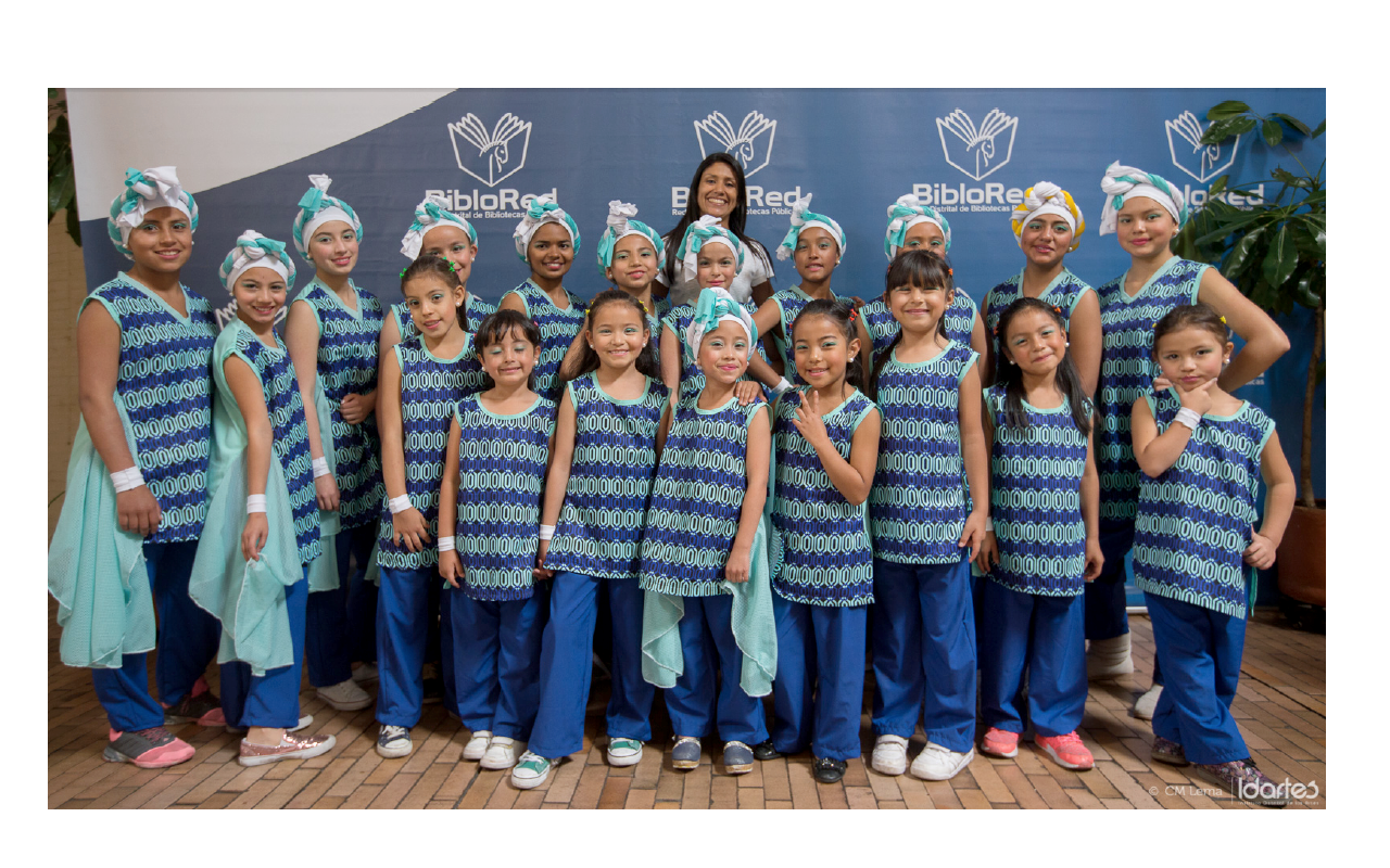 Niñas del grupo vestidas de azul posando