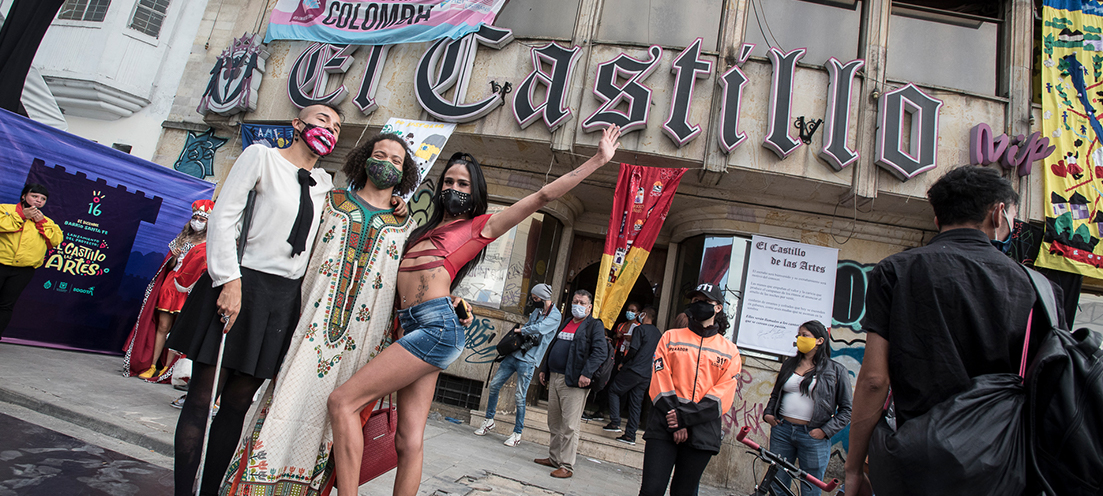 Artistas posando frente al Castillo de las Artes - Foto: Juan Santacruz - Idartes