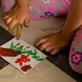 NIña pintando