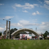 Proyección de cine al aire libre de día