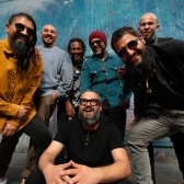 hombres sonriendo a la cámara