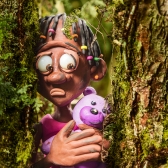 Niño entre árboles de plastilina