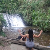 mujer de espalda en el rio