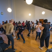 grupo de personas en un taller