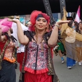 hombre trans en marcha lgbti