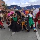 grupo de personas bailnado en marcha lgbti