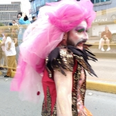 hombre trans en marcha lgbti