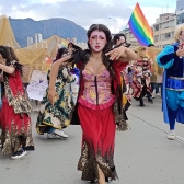 mujer en marcha lgbti