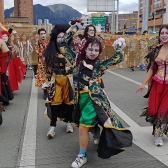 mujer en marcha lgbti