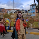 hombre en marcha lgbti