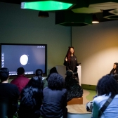 personas en el planetario de Bogotá recibiendo una charla 