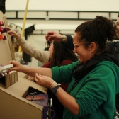 personas interactuando con reciclaje