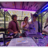 personas unidas en laboratorio de reciclaje