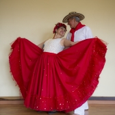 pareja de la taercera edad en danzas