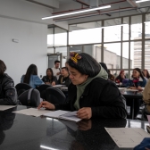 personas participando en el taller