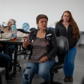 personas participando en el taller
