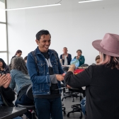 personas participando en el taller