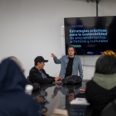 personas en taller y charla