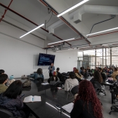 personas en taller y charla