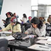 personas en taller y charla