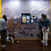 exposición de arte con personas mirando