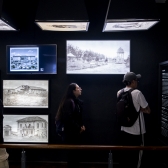 Dos personas viendo una exposición artística