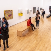 Varias personas en un recorrido de un museo