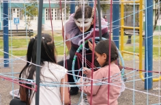 Niñas jugando con artista al aire libre