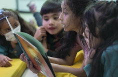 Niños leyendo