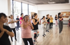 Un grupo de mujeres adultas mayores, danzan en un salón del centro de formación Crea Tunal