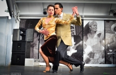 pareja de artistas bailando en la tarima del escenario movil