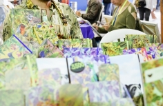 emprendedor con las ilustraciones en el stand