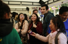 personas en festivales al parque interactuando