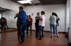 Un grupo de personas adultas aprenden a bailar tango. Fotografía Cristian Martínez