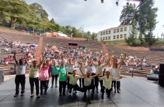 un grupo de adultos mayores en la tarima del teatro al aire libre la media torta