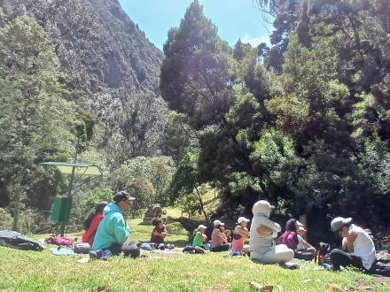 María Paula Álvarez en clase de yoga