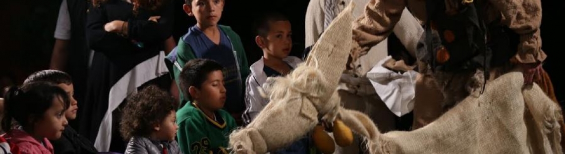 Actores con niños durante novena navideña