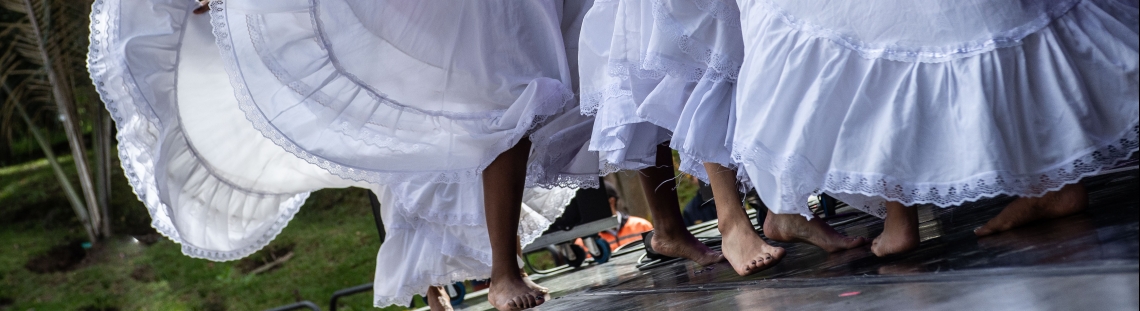 Bailarinas con polleras blancas