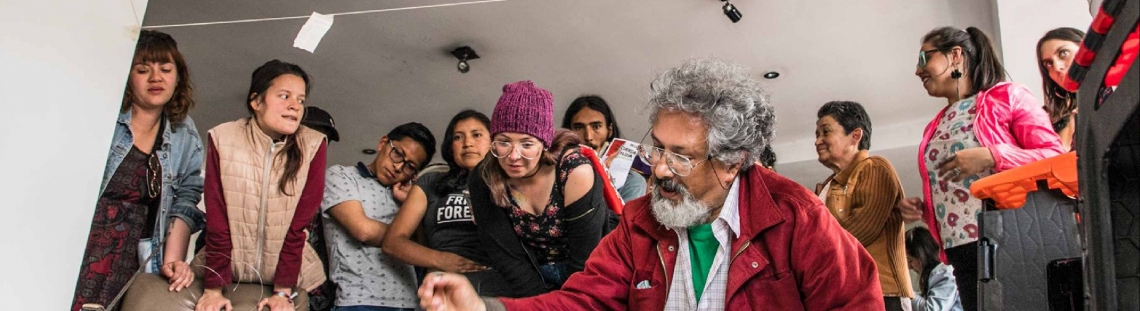 Personas participando en actividad académica