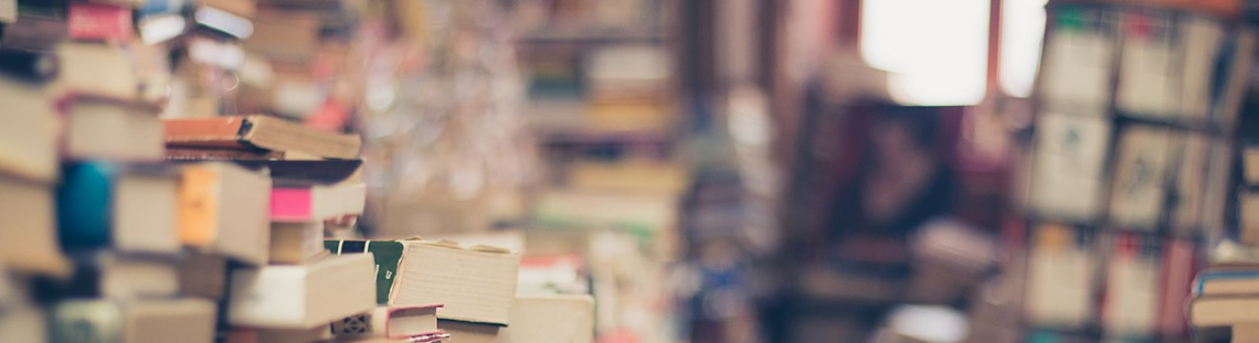 Biblioteca llena de libros