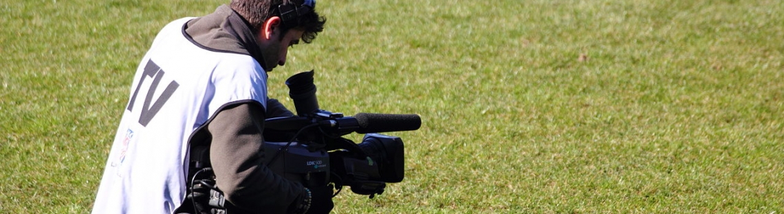 Hombre con cámara de video
