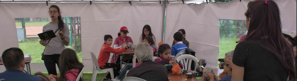 Personas participando en una actividad informativa