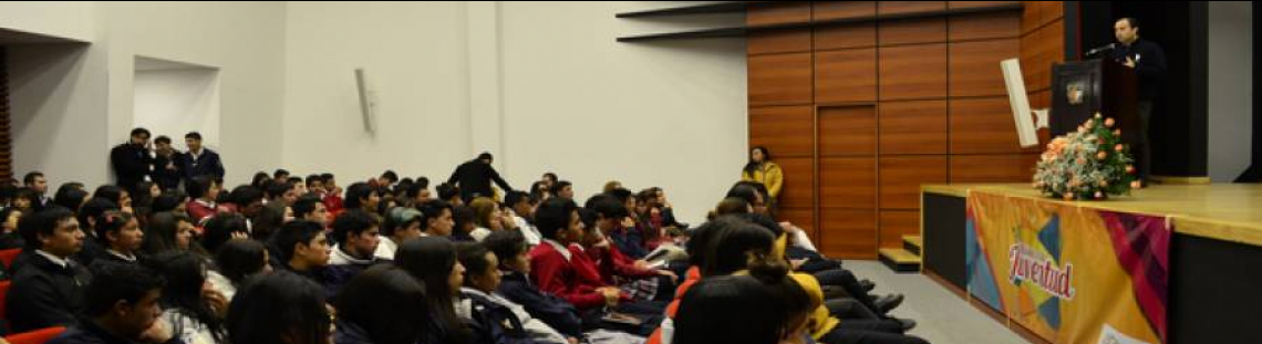 Escenario con público y ponente