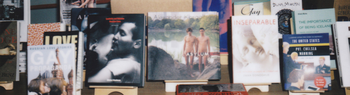 Fotografía de Sasha Kargaltsev en Wikimedia Commons. Libros LGBTI en estantería