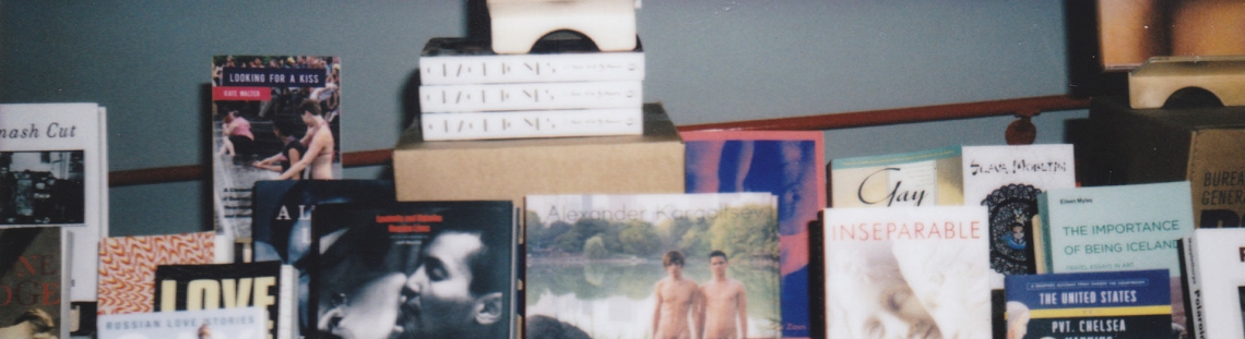 Literatura gay en un estante