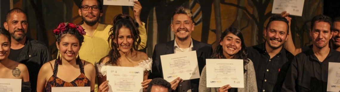 Personas con diplomas en la mano