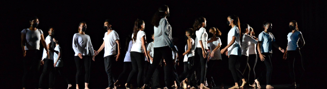 Bailarines caminando en un escenario