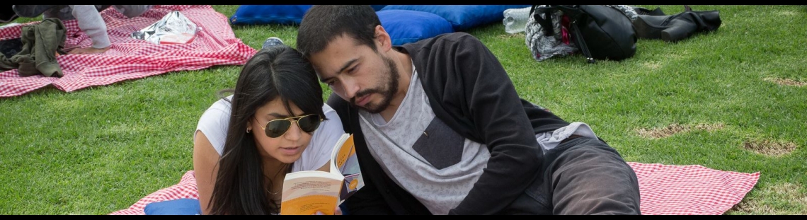 Lectores al aire libre en el Jardín Botánico de Bogotá