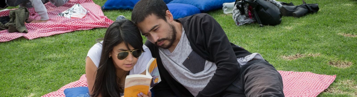 Hombre y mujer participando en una actividad literaria